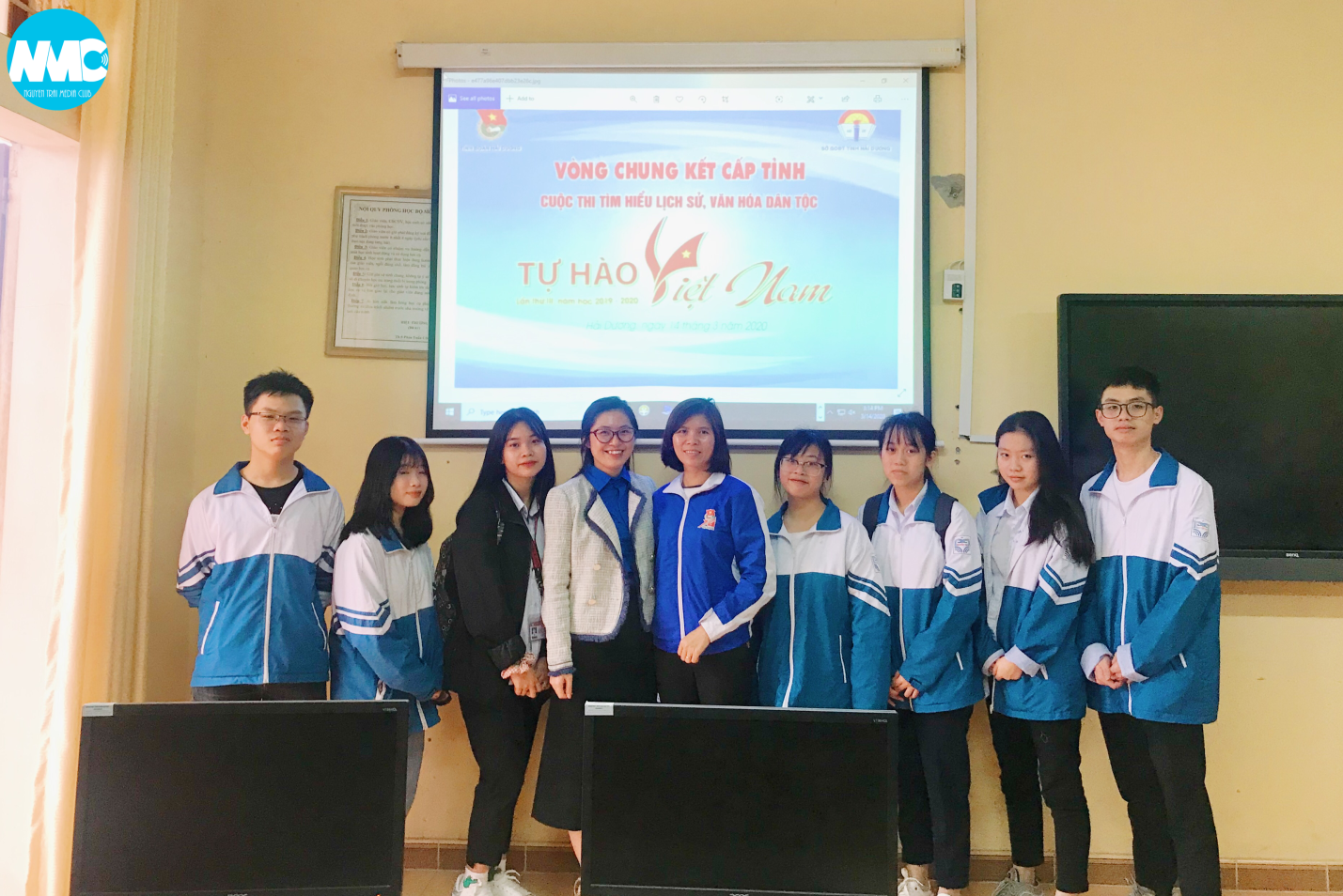 Đại diện Tỉnh Đoàn và Đoàn trường cùng các thí sinh tham gia dự thi vòng chung kết cấp tỉnh tại nhà trường, 3/2020